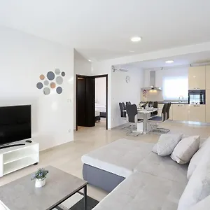 https://apartments-lisac.hotelinzadar.com